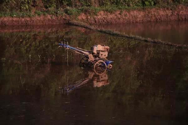 Belo Tiro Uma Máquina Limpeza Rio Com Reflexão Água Fazenda — Fotografia de Stock