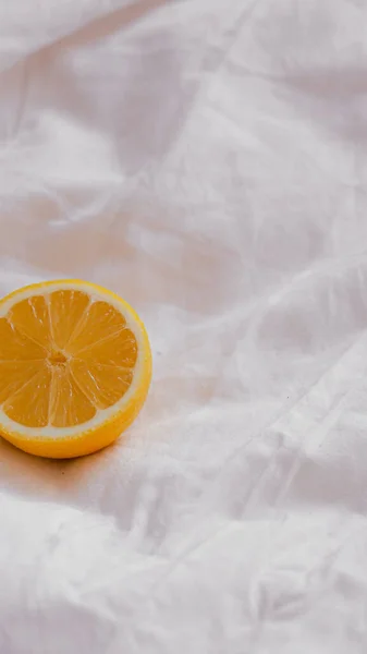 Eine Nahaufnahme Einer Orange Auf Einer Weißen Oberfläche — Stockfoto