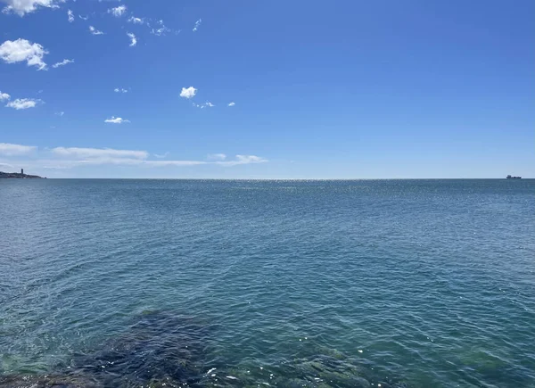 穏やかな青い海の表面の美しいショット — ストック写真