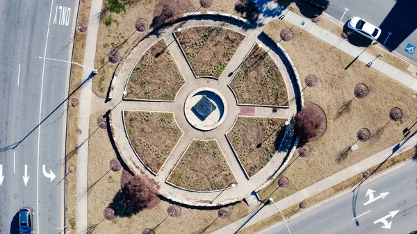 道路や車に囲まれた円形公園のトップビュー — ストック写真