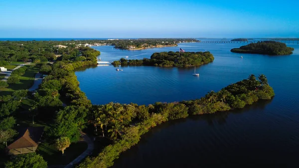 Luftaufnahme Eines Ozeans Und Einer Kleinen Insel Mit Grünen Bäumen — Stockfoto