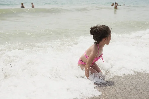 Dziewczyna Różowym Bikini Bawiąca Się Szczęśliwie Brzegu Plaży Falami Słoneczny — Zdjęcie stockowe