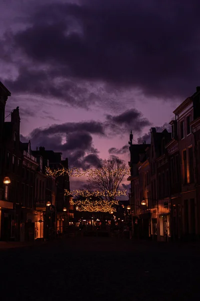 荷兰利沃登 一条夜间灯火通明的空旷街道的垂直截图 — 图库照片