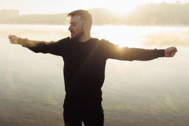 Kafkasyalı bir adam sabah rutin spor çalışmalarını dışarıda yapıyor.