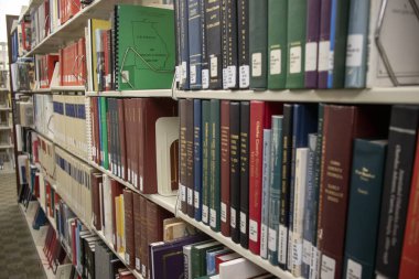 Columbia İlçesi, Ga USA - 08 20 21: Columbia İlçesi halk kütüphanesi iç kitapları raflarda