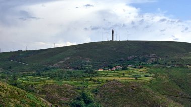 Portekiz 'in Arouca kentindeki tepelerde yeşil sık ormanlardan oluşan güzel bir manzara.