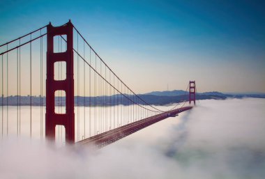 Sisli bir akşamda San Francisco 'daki Golden Gate Köprüsü' nün üzerindeki mavi gökyüzü.