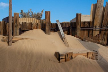 Kolmanskop Namibya 'da kumların altında ahşap bir yapının görüntüsü yıkıldı.