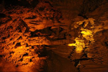 Soyut oluşumları olan bir mağaranın içi.