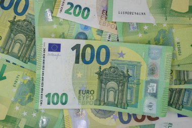 Yakın plan 100, 200 Euro 'luk banknotlar bir araya geldi..