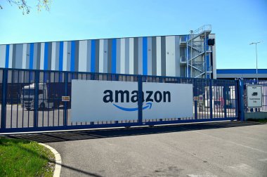 İtalya 'da Torino' daki Amazon e-ticaret şirketine park edilmiş tam elektrik dağıtım kamyonetlerinin yakın çekimi.