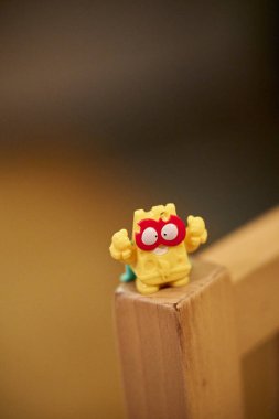 Magicbox markasının seçici odak noktası Süper Şeyler kötü adam takımının oyuncak biblosu