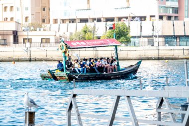Birçok turist Dubai Deresi, BAE 'den bir tekneyle geçiyor.
