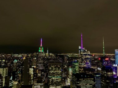 New York şehrinin gökdelenleri ve Rockefeller Center, ABD 'nin gece manzarası.