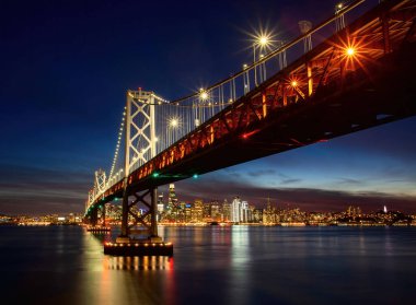 Koyu mavi gökyüzü kırmızı Golden Gate Köprüsü üzerinde, San Francisco 'da.