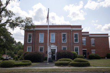 Appling, Ga USA 08 20 21: Tarihi tarzlı tuğla bina ve güzel peyzaj