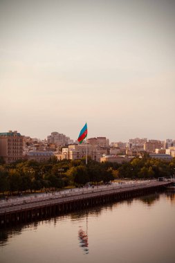 Bakü, Azerbaycan 'da Neftchiler Bulvarı açıklarındaki bir bayrağın güzel bir görüntüsü.