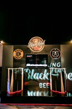 Bira logolu bir bar ve meyhanenin dikey görüntüsü.