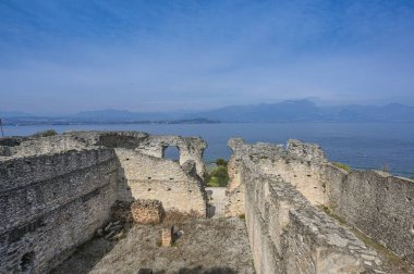 Arkasında gökyüzü olan harabe bir binanın güzel manzarası.
