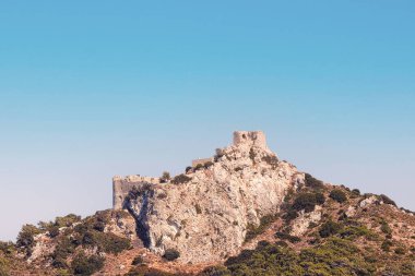 Kritinia kalesinin güzel görüntüsü 16. yüzyılda Kritinia köyünün yaklaşık 131 metre yukarısındaki bir tepede inşa edilmiş bir Venedik kalesidir..