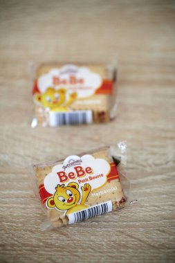 Jutrzenka markası Bebe Petit Beurre tereyağlı kurabiyeleri ahşap bir masada