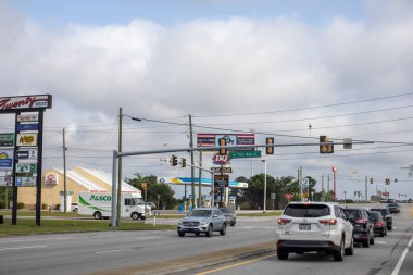 Augusta, Ga USA - 05: 21: Banliyö caddesi trafik ışıkları ve binalar
