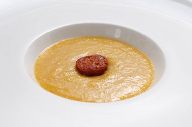 Parmesan peynirli ve sucuklu İtalyan polentası.