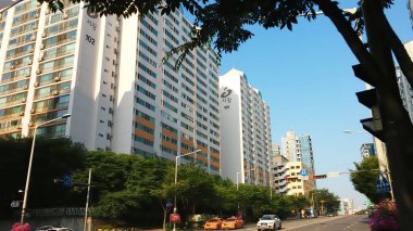 Gangnam, Seul, Güney Kore - 4 Temmuz 2015: Yazın Gangnam 'da ağaçlı Seogwang apartmanları
