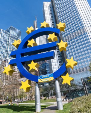 Avro sembolünün Frankfurt, Almanya 'daki Avrupa Merkez Bankası önündeki dikey çekimi