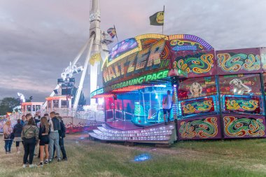 İnsanlar lunaparkta boş vakitlerini geçiriyorlar. 140. 'Hoppings' Mağribi 'nde, Newcastle, Tyne, İngiltere' de..