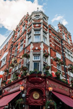 Londra, İngiltere 'deki güzel kırmızı bir binanın dikey görüntüsü.