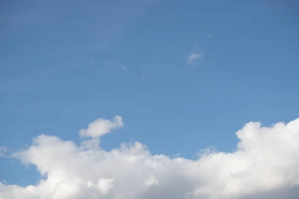 背景に青い空の雲があり — ストック写真