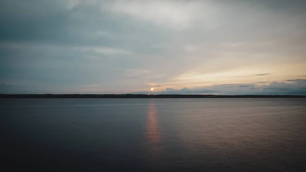 Mesmerizing Scene Large Lake Dramatic Gray Sky Sunrise — Stock Photo, Image