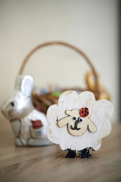 Tahta Bir Masada Yapımı Bir Koyun Paskalya Süsü — Stok fotoğraf