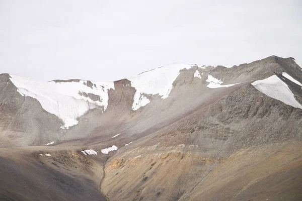 Ein Malerischer Blick Auf Eine Bergige Landschaft Bewölkten Himmel Hintergrund — Stockfoto