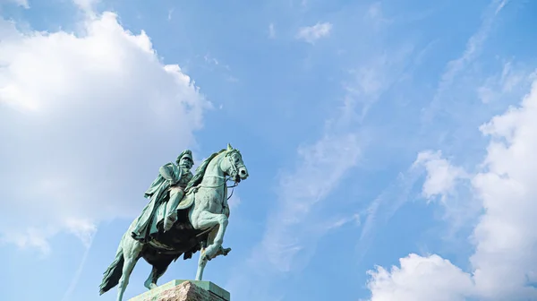 Niski Kąt Ujęcia Jeździeckiej Statui Niemieckiego Cesarza Wilhelma Hohenzollern Most — Zdjęcie stockowe