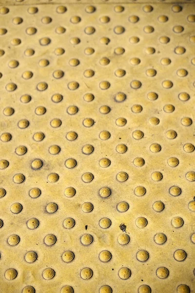 Sebuah Gambar Vertikal Dari Latar Belakang Kuning Logam Dengan Kenop — Stok Foto