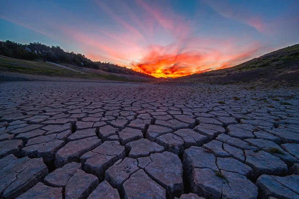 Fascinante Cielo Atardecer Sobre Valle Con Suelo Agrietado Por Noche —  Fotos de Stock