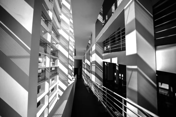 美しいグレースケール現代建築のインテリアショット — ストック写真