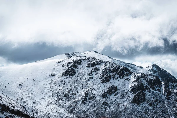 Auf Dem Gipfel Des Berges Voller Schnee — Stockfoto