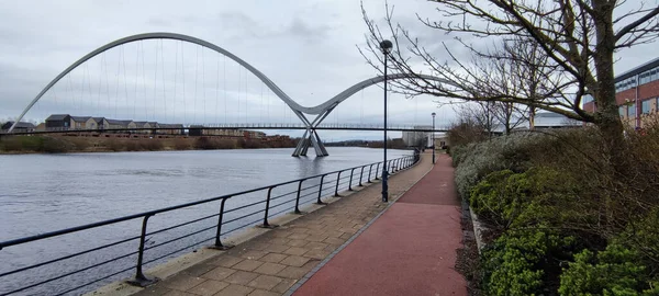 Una Vista Panorámica Puente Moderno Sobre Río Que Fluye Contra — Foto de Stock