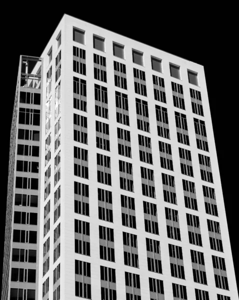暗い背景に現代の住宅不動産の垂直グレースケール低角度ビュー — ストック写真