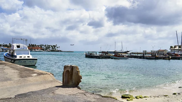 Lokalne Łodzie Porcie Oranjesad Aruba Morze Karaibskie Upalny Pochmurny Dzień — Zdjęcie stockowe