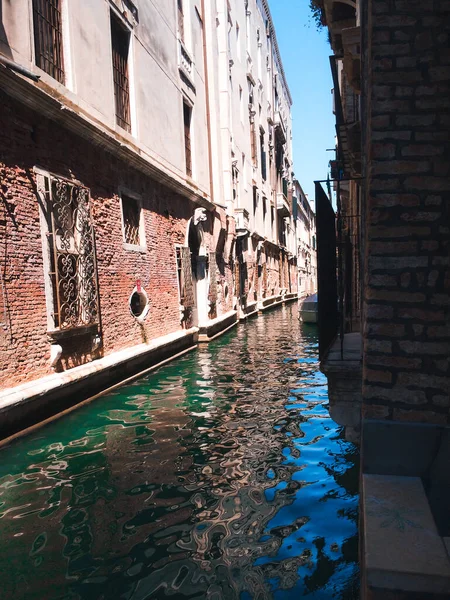 Tiro Vertical Canal Estreito Entre Edifícios Veneza Itália — Fotografia de Stock