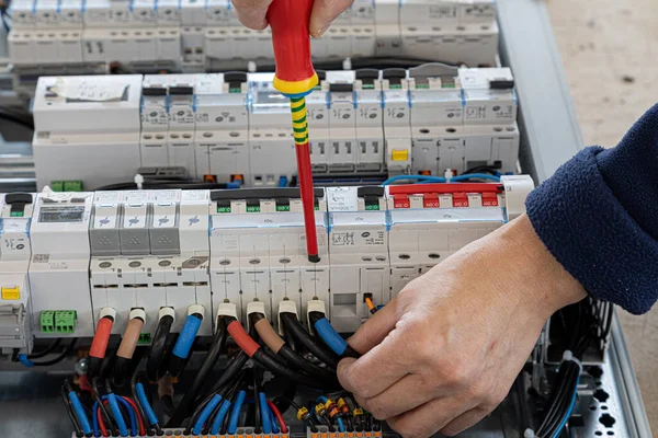 Close Das Mãos Segurando Parafuso Enquanto Trabalhava Conexão Elétrica — Fotografia de Stock