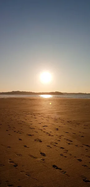 Una Vista Vertical Las Huellas Playa Con Sol Que Brilla — Foto de Stock
