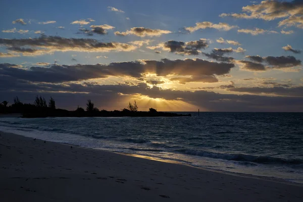 Pintoresco Disparo Rayos Sol Brillando Través Las Nubes Atardecer Playa —  Fotos de Stock