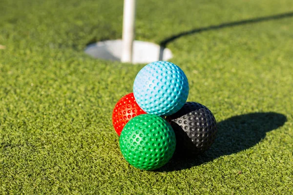 Een Close Shot Van Kleurrijke Vier Golfballen Een Groen Golfveld — Stockfoto