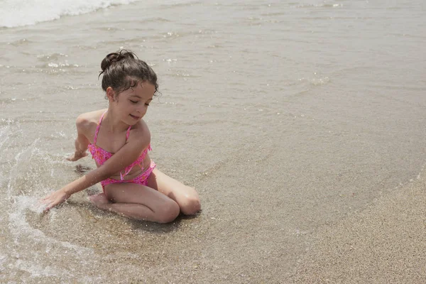 Chica Bikini Rosa Jugando Felizmente Orilla Playa Con Las Olas — Foto de Stock