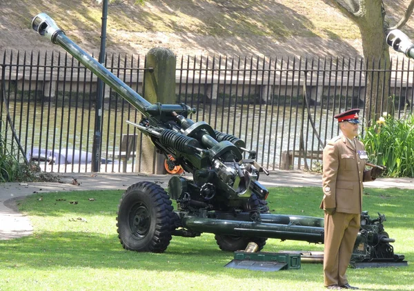 Eine Militärhaubitze Und Ein Soldat Stehen Ihrer Nähe Großbritannien — Stockfoto